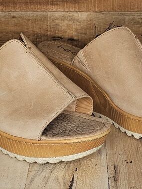 b.o.c. brand beige leather platform wedge mule sandals